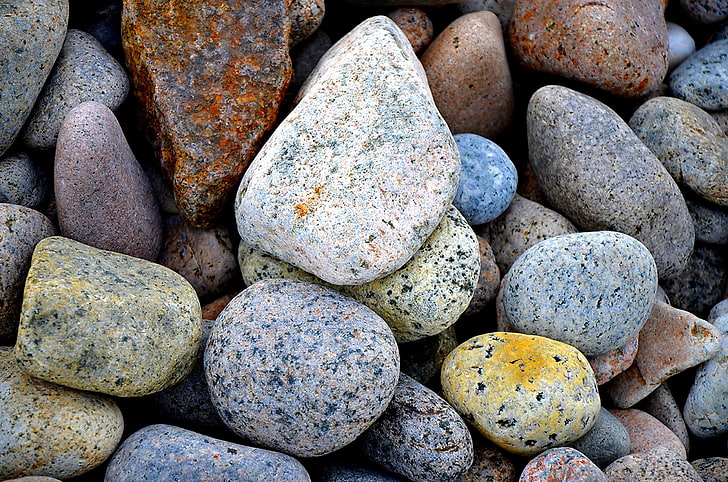 Steine ​​in verschiedenen Farben, Meer, Kieselsteine, Steine, Farbe, HD-Hintergrundbild