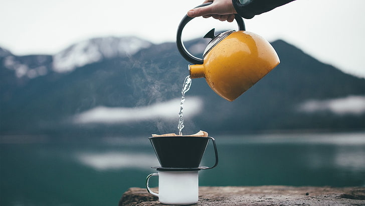 жълт чайник, природа, пейзаж, чайник, чай, чаша, ръце, планини, снежен връх, езеро, вода, дълбочина на полето, дим, гореща напитка, HD тапет
