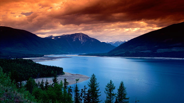 plan d'eau bleu, coucher de soleil, nuages, montagnes, lac, forêt, or, bleu, eau, vert, nature, paysage, Fond d'écran HD