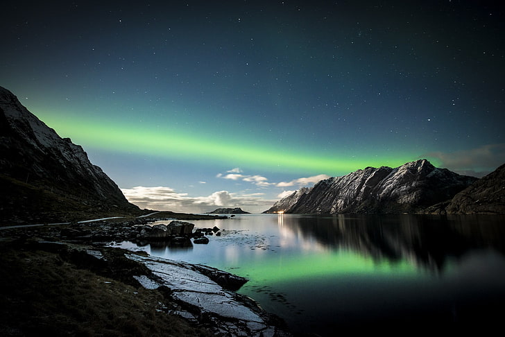 tranquilo cuerpo de agua, Noruega, montañas, Lofoten, auroras, lago, fotografía, naturaleza, paisaje, noche estrellada, fiordo, carretera, luces, nieve, cielo, estrellas, reflexión, Fondo de pantalla HD