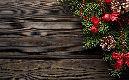 Mörkt träbord med tallgren och kotte, grön och röd jul-tema dekor, semester, jul, vinter, grön, vintage, trä, gren, tall, jultomten, retro, dekoration, jul, semester, gåva, firande, kort , gran, band, ram, prydnad, gräns, HD tapet HD wallpaper