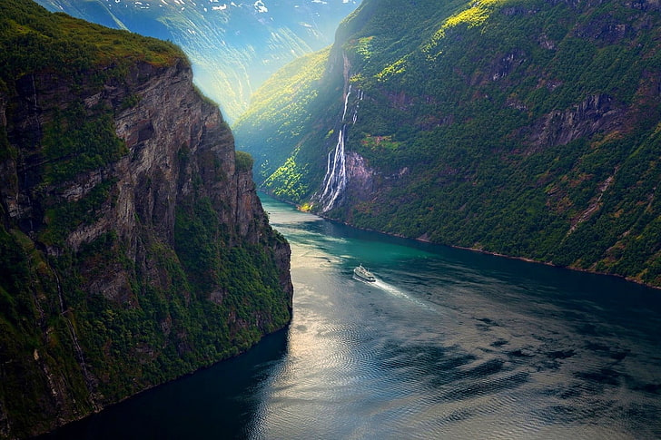Cuerpo de agua rodeado de montañas ilustración, fotografía, naturaleza, paisaje, montañas, barco, fiordo, verano, luz solar, Noruega, Fondo de pantalla HD