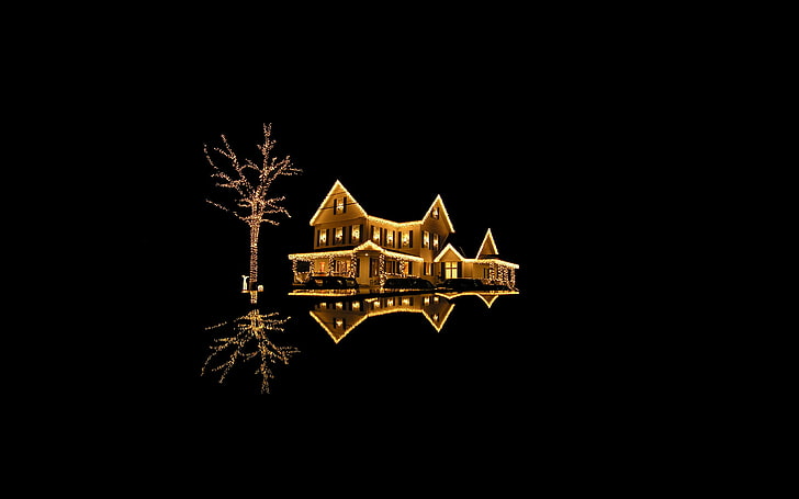 бежевый 2-х этажный дом, свет, огни, дом, отражение, золото, елка, праздник, новый год, черный фон, строение, жилье, с рождеством, HD обои