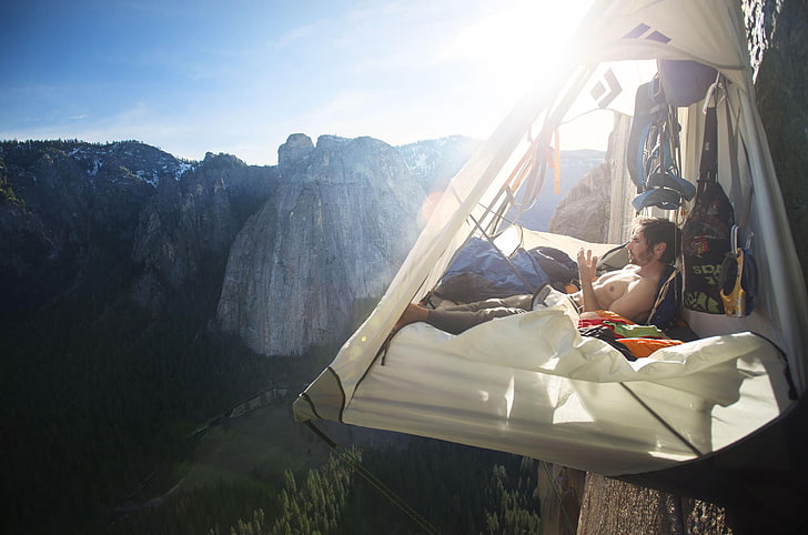 vitt och svart tält, natur, landskap, berg, klättring, bergsklättring, bar överkropp, män, meditation, tält, solljus, träd, skog, sovsäckar, Yosemite National Park, USA, El Capitan, Sierra Nevada, Kalifornien, HD tapet