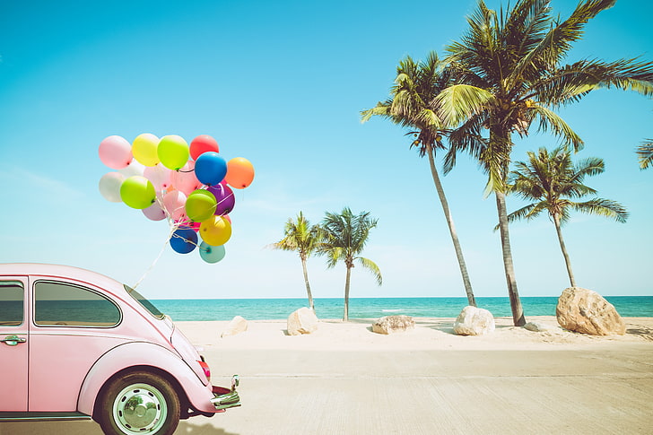 rosa Volkswagen Beetle coupe, sand, hav, våg, bil, strand, sommar, himlen, ballonger, palmer, bo, strand, färgrik, semester, marinmålning, retro, semester, paradis, palmer, tropisk, HD tapet