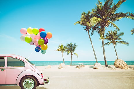 rosa Volkswagen Beetle coupe, sand, hav, våg, bil, strand, sommar, himlen, ballonger, palmer, bo, strand, färgrik, semester, marinmålning, retro, semester, paradis, palmer, tropisk, HD tapet HD wallpaper