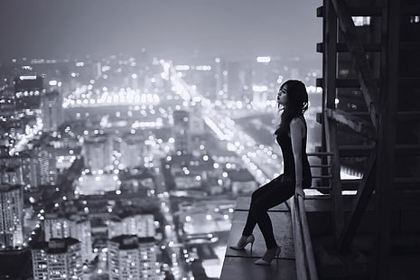 zdjęcie w skali szarości kobiety siedzącej na słupie na szczycie budynku, zdjęcie w skali szarości kobiety siedzącej na budynku, kobiety, monochromatyczne, pejzaż miejski, budynek, Azjatka, dachy, modelka, światła, Tapety HD HD wallpaper
