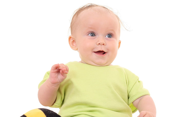 Das grüne T-Shirt mit Rundhalsausschnitt des Babys, blaue Augen, Baby, Junge, niedlich, Lächeln, HD-Hintergrundbild