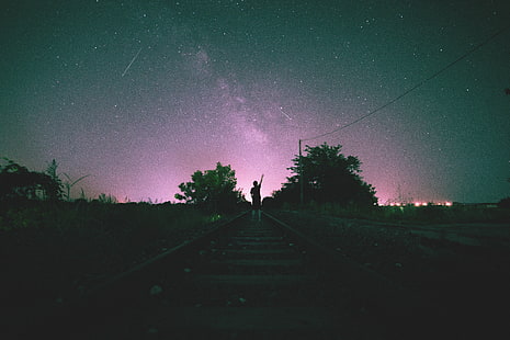 خلفية رقمية للسكك الحديدية ، سكة حديد ، سماء مرصعة بالنجوم ، رجل ، ليل، خلفية HD HD wallpaper