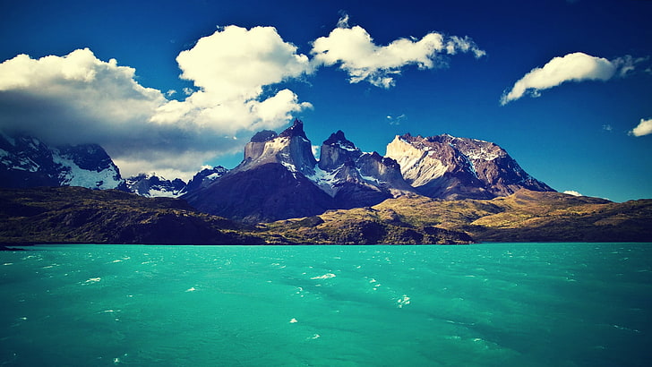 скално образувание и водно тяло, водно тяло в близост до планини под облачно небе, природа, пейзаж, облаци, хълмове, Torres del Paine, Патагония, Чили, национален парк, езеро, планини, HD тапет