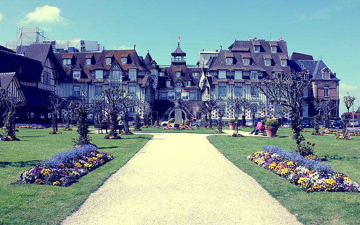 braunes und graues Herrenhaus, Landschaft, Barrière-Hotel der Normandie, Hotel, HD-Hintergrundbild