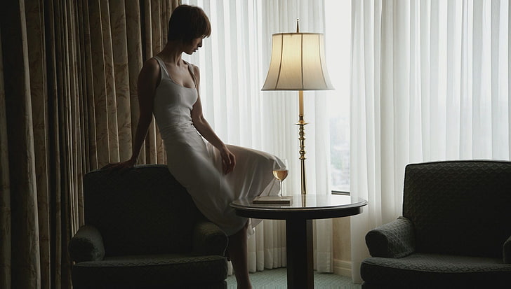 женщина в белом платье без рукавов, сидящая на диванчике перед торшером и оконными занавесками, женщины, азиатка, белое платье, короткие волосы, брюнетка, лампа, HD обои