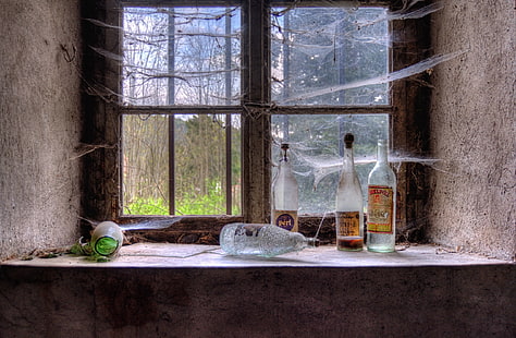 finestra in vetro marrone incorniciato in legno, finestra, bottiglie, Sfondo HD HD wallpaper