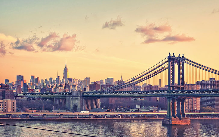 Manhattan Bridge, New York City, ponte sospeso in cemento grigio, New York City, Empire State Building, ponte, paesaggio urbano, edificio, città, Manhattan Bridge, nuvole, architettura, acqua, fiume, Sfondo HD