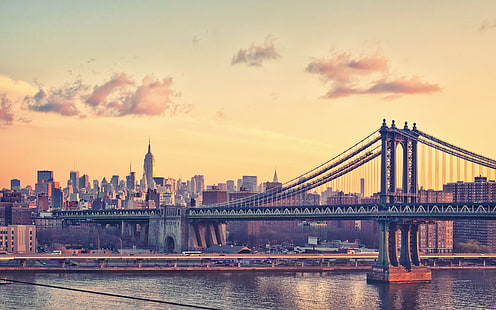 Manhattan Bridge, Nowy Jork, szary betonowy most wiszący, Nowy Jork, Empire State Building, most, pejzaż miejski, budynek, miasto, most Manhattan, chmury, architektura, woda, rzeka, Tapety HD HD wallpaper
