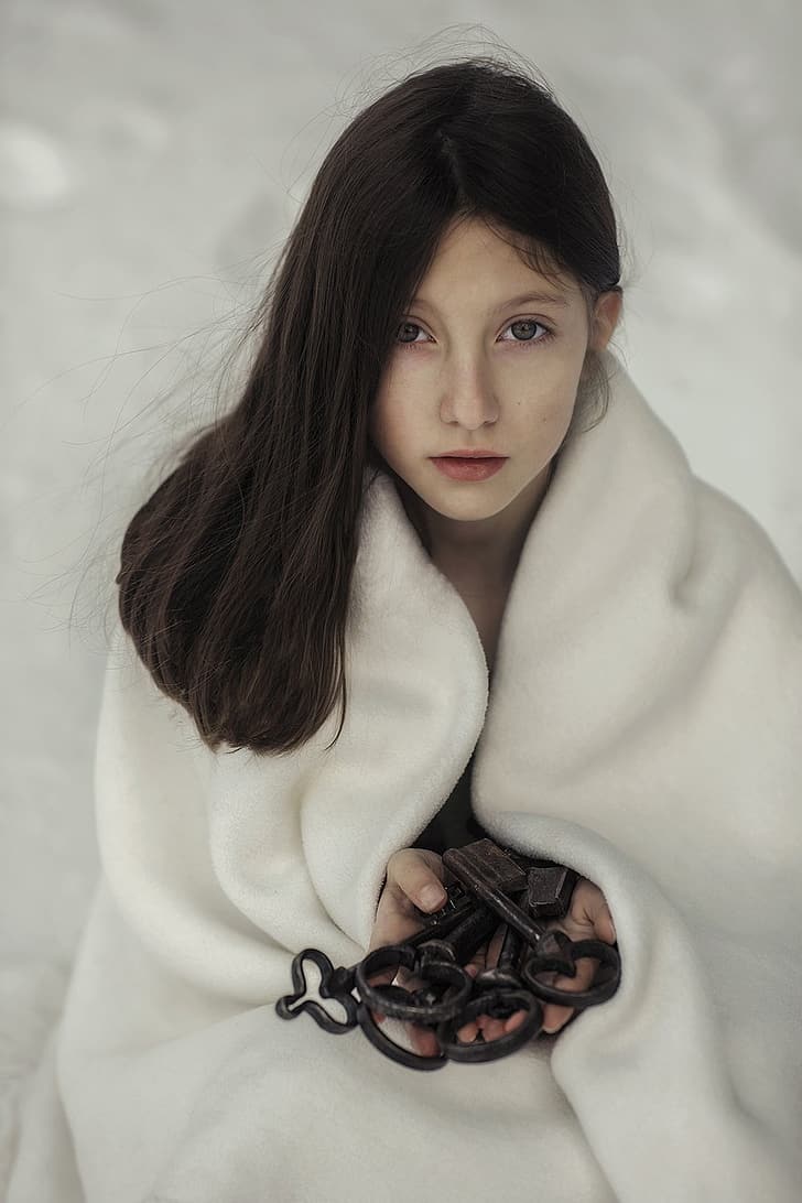 Desislava Kuleshova, women, snow, portrait, fur, keys, HD wallpaper