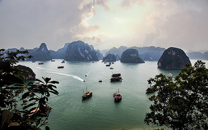 braunes Boot, Landschaft, Natur, Halong Bay, Insel, Boot, Bäume, Felsen, Kalkstein, Meer, Wolken, Vietnam, HD-Hintergrundbild