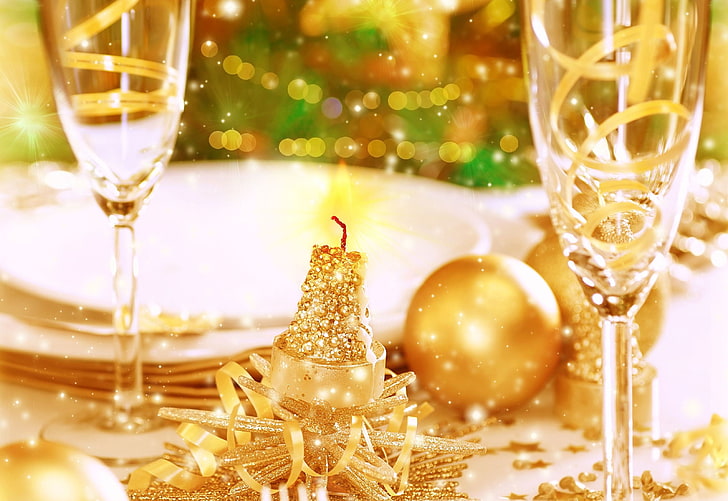 два прозрачных бокала для шампанского, фон, праздник, обои, бокал, новый год, рождество, размытие, блестки, тарелки, застолье, широкоформатные, боке, рождественские украшения, полноэкранные, HD обои, рождественские обои, HD обои