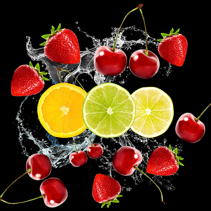 Kirsche und Erdbeerfrüchte, Wasser, Kirsche, Beeren, Erdbeere, Obst, Zitrusfrüchte, schwarzer Hintergrund, Scheiben, HD-Hintergrundbild