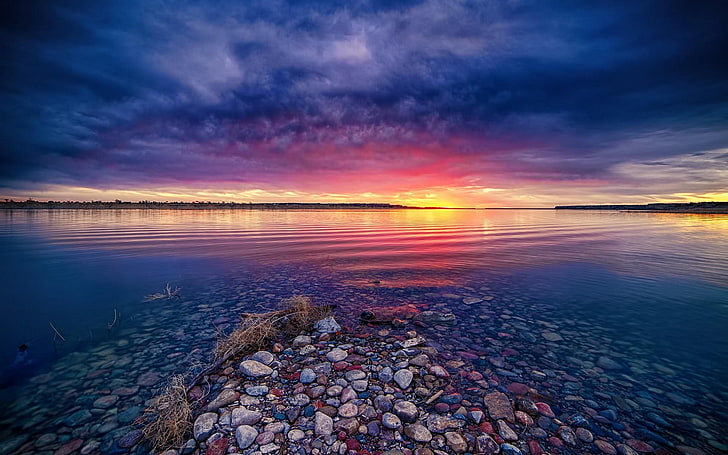 étendue d'eau calme au coucher du soleil, nature, paysage, lac, nuages, eau, bleu, jaune, rose, Fond d'écran HD