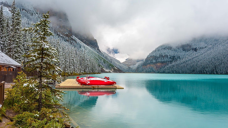 czerwono-biała łódź z przyczepą, krajobraz, jezioro, góry, las, przyroda, Tapety HD