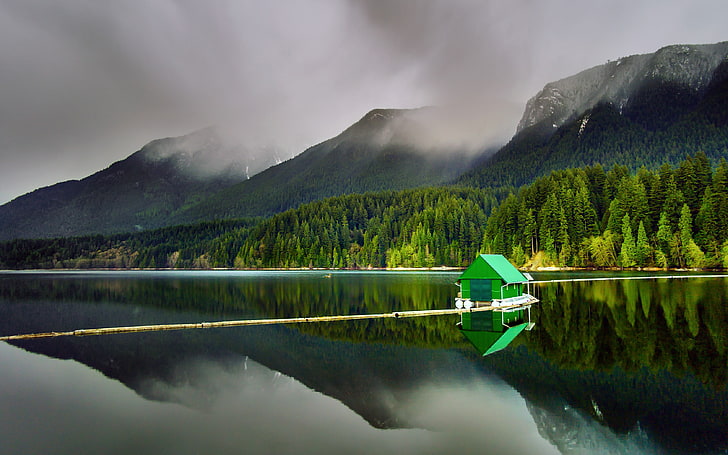 зелена дървена лодка под сиво небе през деня, природа, пейзаж, отражение, езеро, плаващ, планини, гора, лято, вода, облаци, HD тапет