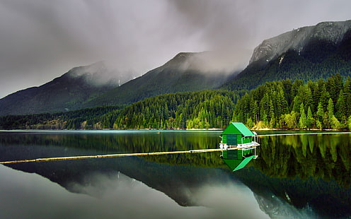 barca di legno verde sotto un cielo grigio durante il giorno, natura, paesaggio, riflesso, lago, galleggiante, montagne, foresta, estate, acqua, nuvole, Sfondo HD HD wallpaper