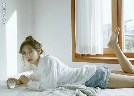 Kim Sejeong, K-pop, descalzo, mujeres coreanas, Fondo de pantalla HD HD wallpaper