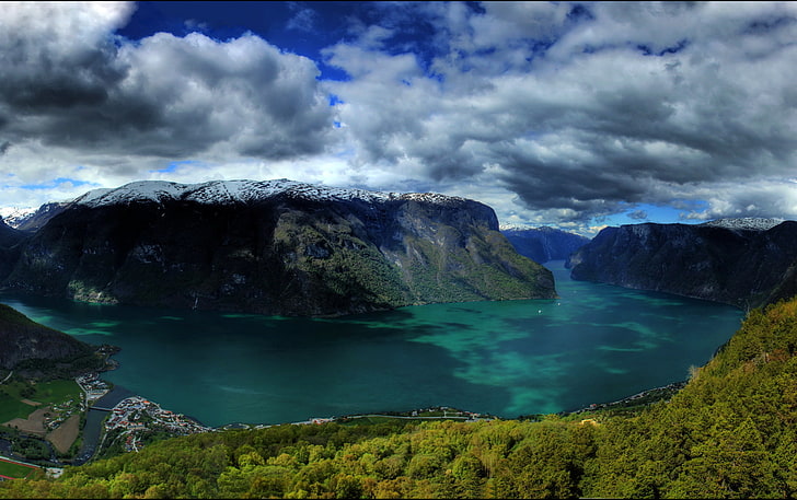 cuerpo de agua, bosque, nubes, nieve, naturaleza, lago, Noruega, ciudad, las rocas de las montañas, montañas, Fondo de pantalla HD
