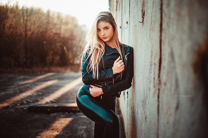 women's green and black jacket, women, blonde, portrait, leather jackets, black clothing, leather leggings, wall, women outdoors, Reinhard Fuerstberger, Sonja, model, looking at viewer, wet clothing, HD wallpaper
