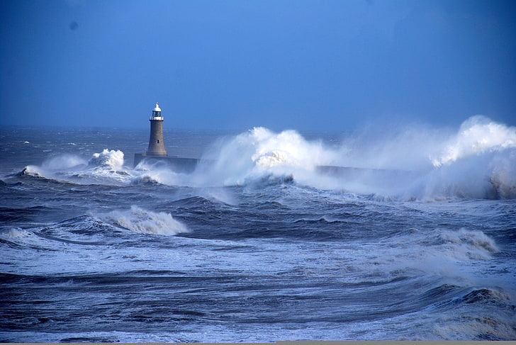 brauner und weißer konkreter Leuchtturm, Leuchtfeuer, Meer, Ozean, Sturm, Wellen, Schläge, Wind, schlechtes Wetter, HD-Hintergrundbild