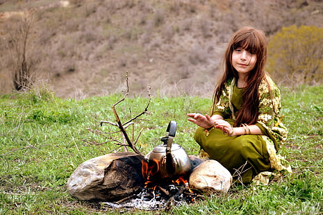 dziewczyna w zielonej sukience siedząca na zielonym polu trawy w ciągu dnia, dziewczyna, sukienka, zielona trawa, pole trawy, dzień, dzieci, portret, kurdyjski, kurdystan, nawroz, newroz, kurd, wiosna, natura, kobiety, na dworze, ludzie, kobiety, Tapety HD HD wallpaper