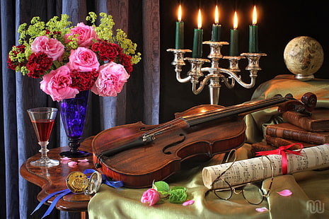 кафява цигулка, бележки, цигулка, часовник, стъкло, книги, рози, букет, свещи, чаши, натюрморт, глобус, HD тапет HD wallpaper