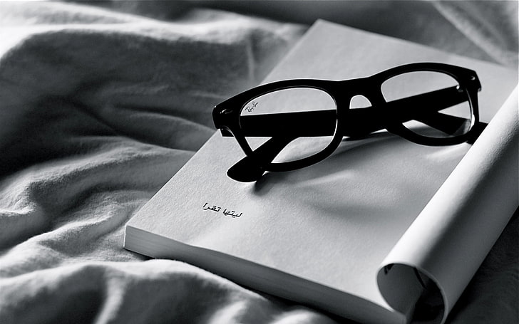 anteojos con montura negra, gafas, varios, libro, tela, blanco negro, Fondo de pantalla HD