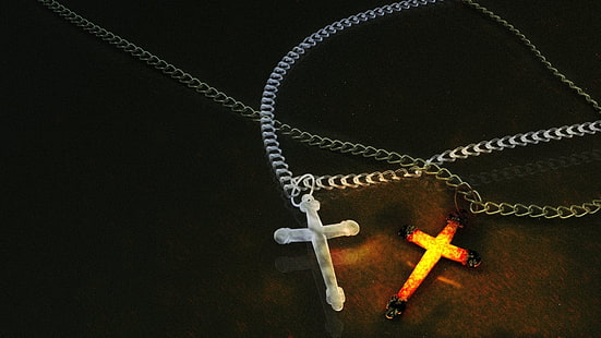 deux colliers à pendentif croix dorés et argentés, religieux, croix, Christ, Dieu, Jésus, Fond d'écran HD HD wallpaper