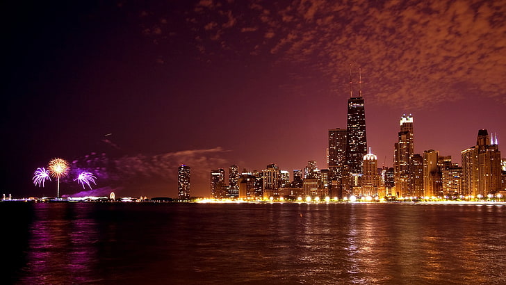 skyline da cidade durante o crepúsculo, paisagem urbana, construção, mar, luzes, reflexão, fogos de artifício, noite, HD papel de parede