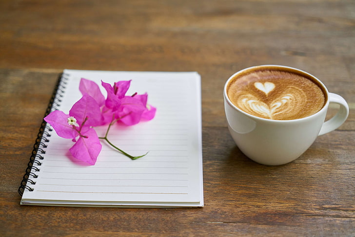 marrone, caffe, caffeina, cappuccino, avvicinamento, caffè, tazza di caffè, tazza, tazza di caffè, fiori, latte, latte art, liquido, quaderno, carta, tavolo, legno, legno, Sfondo HD