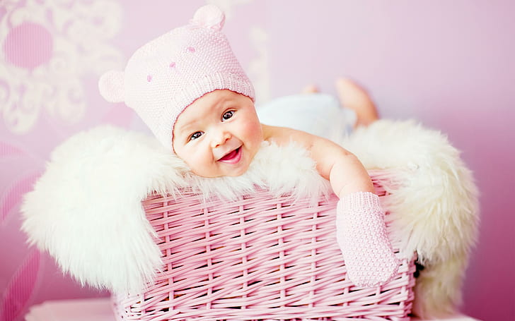 Nettes lachendes Baby, rosa Weidenkorb, niedlich, lachend, Baby, HD-Hintergrundbild