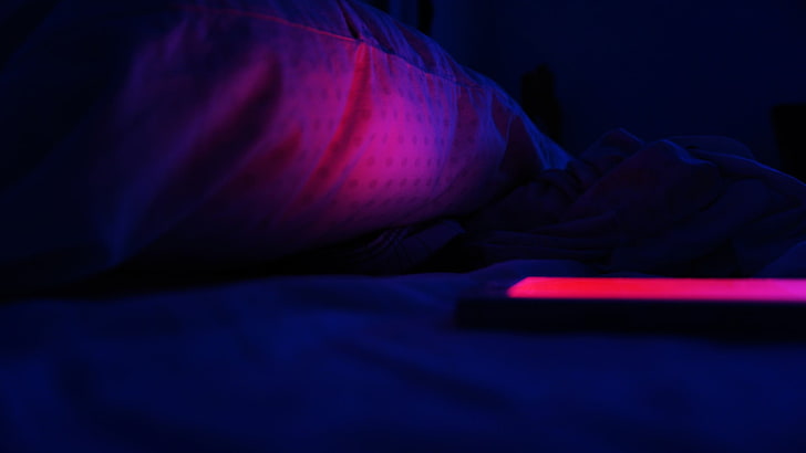 мужская черная рубашка с круглым вырезом, мобильный телефон, подушка, кровать, светящийся, ночь, HD обои