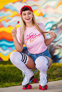 женская розовая футболка с круглым вырезом, женщины, модель, блондинка, на корточках, длинные волосы, гольфы, роликовые коньки, джинсовые шорты, футболка, серьги-обручи, леденец, улыбка, женщины на улице, Кристофер Ранкин, HD обои HD wallpaper