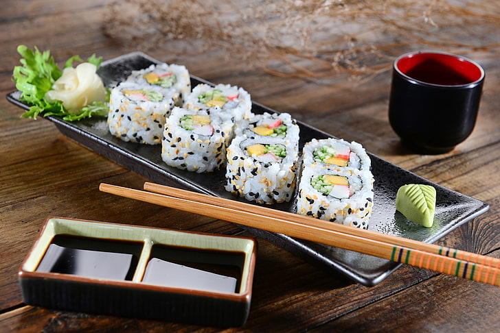 Teller mit Sushirollen, Stangen, Brötchen, Sushi, Salat, japanischer Küche, Ingwer, Sojasauce, HD-Hintergrundbild