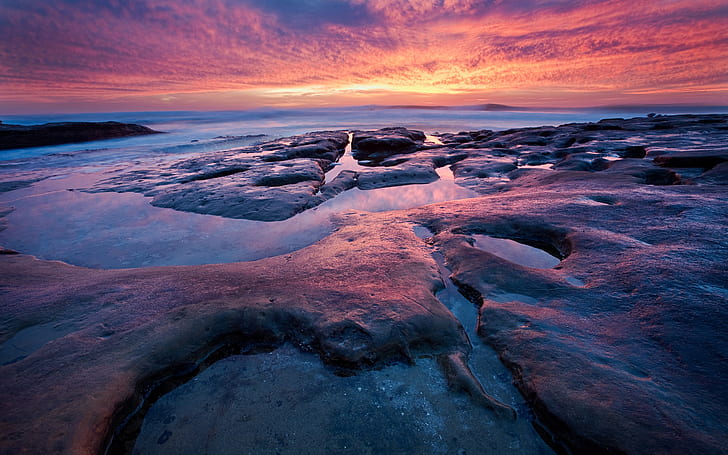 Zachód słońca nad morzem, czerwone niebo, skały, brązowy piasek podczas złotego zachodu słońca, zachód słońca, morze, wybrzeże, czerwony, niebo, skały, Tapety HD