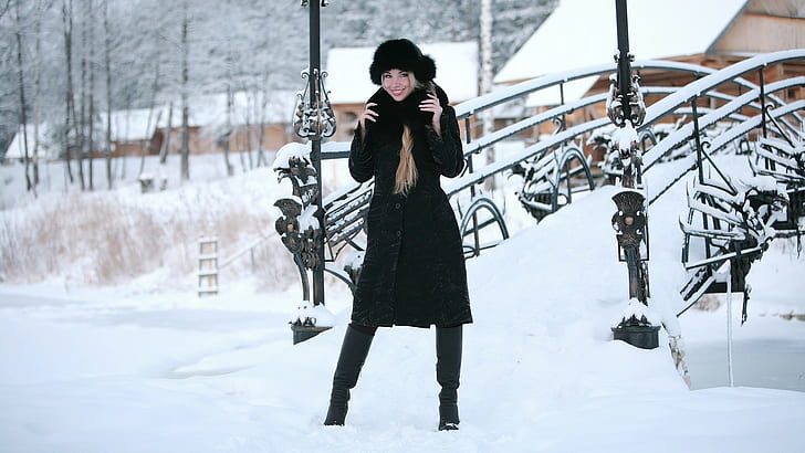 hiver, neige, cheveux longs, pont, bonnet de fourrure, chapeau, bottes en cuir, blonde, manteau noir, souriant, mannequin, femmes, Fond d'écran HD