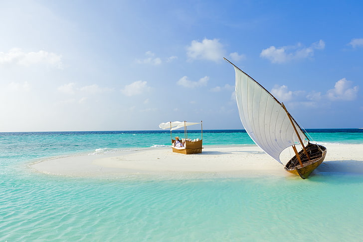 brun och vit segelbåt, Maldiverna, strand, tropisk, hav, sand, ö, båt, sommar, HD tapet