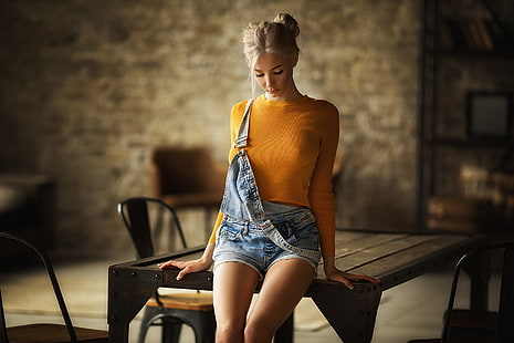 chemise orange à manches longues pour femme, fille, pose, table, short, combinaison, Katerina Shiryaeva, Anastasia Barmina, Fond d'écran HD HD wallpaper