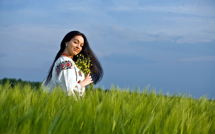 kobieta trzymająca żółte kwiaty, pole, lato, dziewczyna, kwiaty, nastrój, uroda, Tapety HD