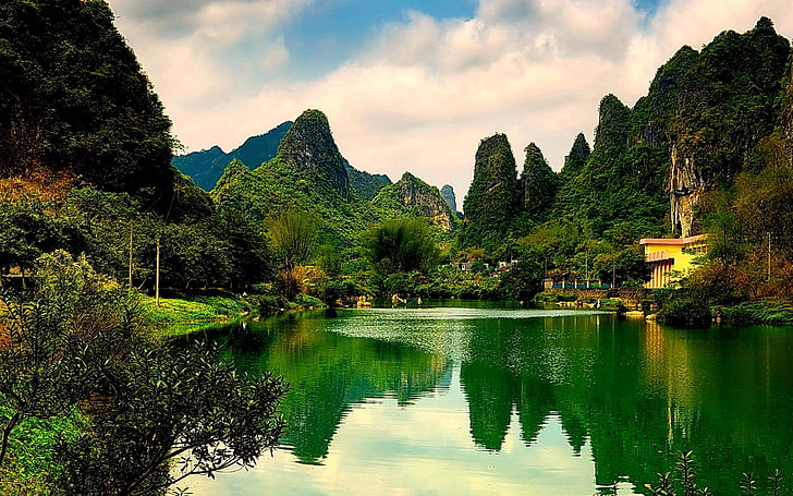corpo de água e montanhas verdes, lago, grama, árvores, céu, natureza, HD papel de parede
