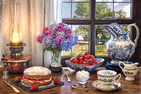 fleurs, style, baies, lampe, bouquet, fenêtre, fraise, tasse, tasse, gâteau, sucre, pichet, nature morte, hortensia, Fond d'écran HD HD wallpaper
