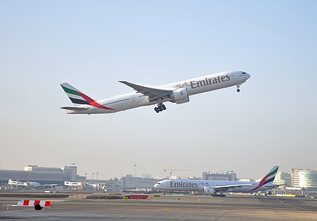 biały samolot Emirates, niebo, lot, samolot, wysokość, Boeing, Dubaj, wzlot, odrzutowiec, Emirates, Zjednoczone Emiraty Arabskie, bokeh, 777, pasażer, dwusilnikowy, samolot pasażerski, linie lotnicze, tapeta., 300, Tapety HD HD wallpaper