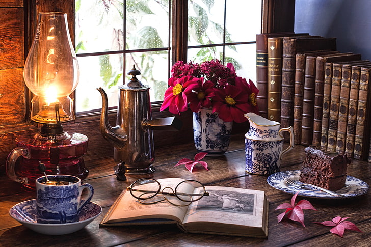 Tee, Lampe, Blumenstrauß, Fenster, Gläser, Kuchen, Buch, Stillleben, der Milchmann, HD-Hintergrundbild